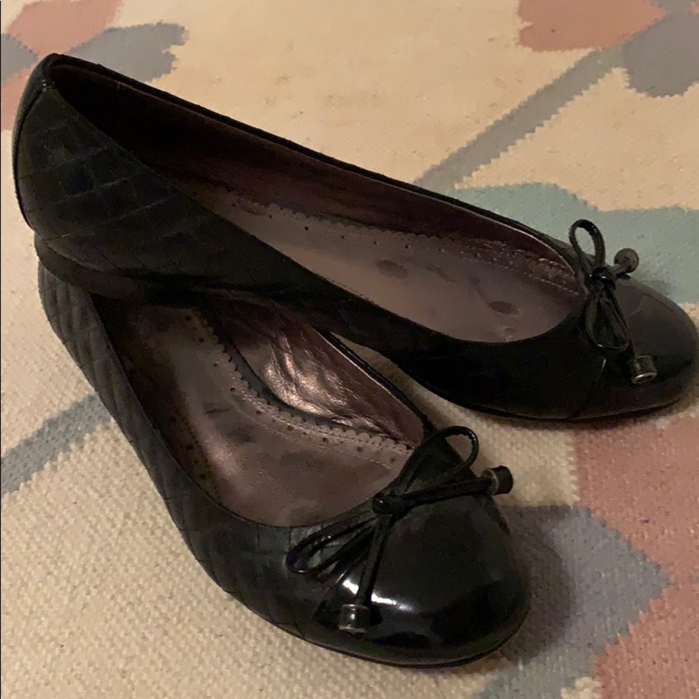 Ballet flats with quilted & black patent leather.